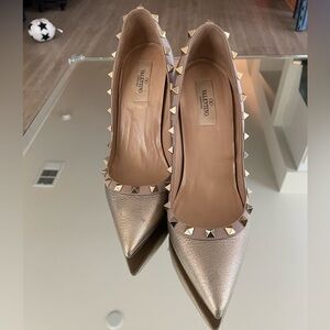 Valentino Rockstud Classic Gold Pump / Heels